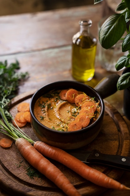 Vue de dessus sur le houmous coloré