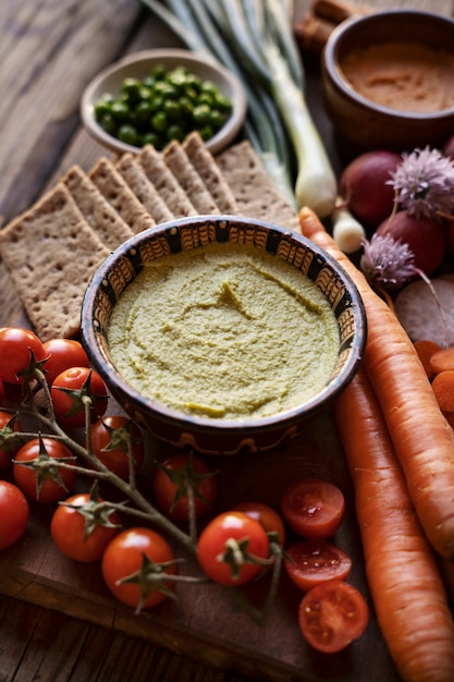 Photo gratuite vue de dessus sur le houmous coloré