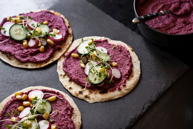 Vue de dessus sur le houmous coloré