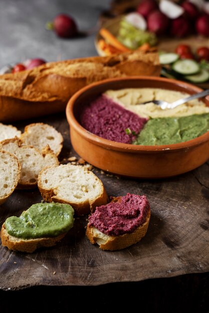 Vue de dessus sur le houmous coloré