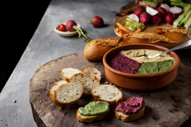 Vue de dessus sur le houmous coloré