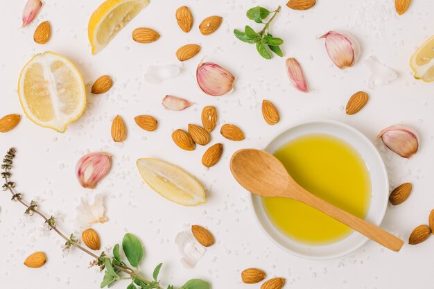 Vue de dessus de l'huile d'olive avec des ingrédients de cuisine