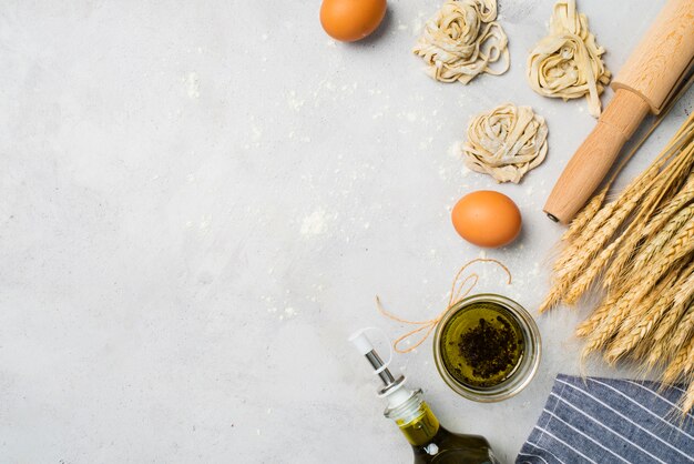 Vue de dessus de l'huile d'olive et des œufs sur la table