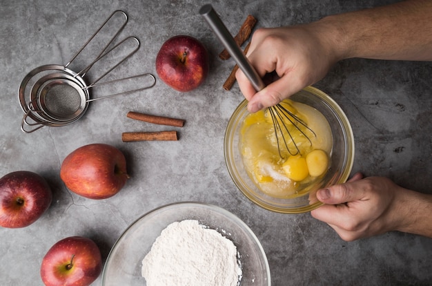 Vue de dessus individuel préparant un dessert