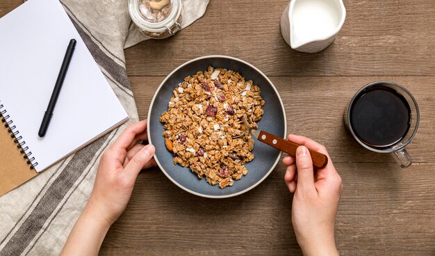 Vue de dessus individuelle servant le petit déjeuner