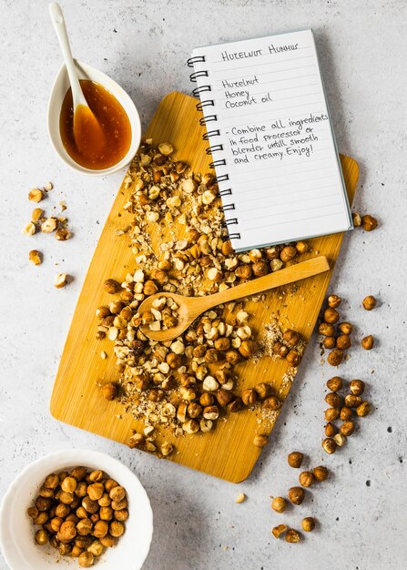 Vue de dessus des ingrédients alimentaires avec cahier et pois chiches