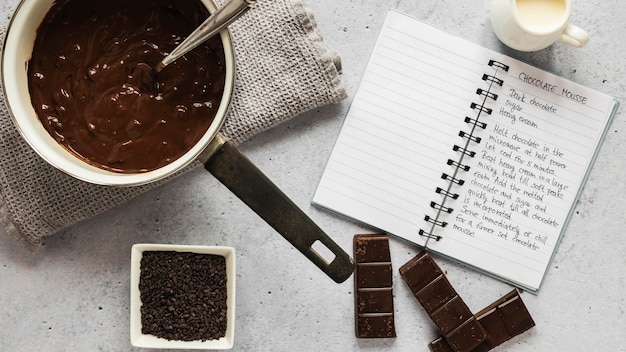 Photo gratuite vue de dessus des ingrédients alimentaires avec du chocolat et du cahier