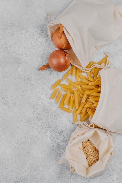 Photo gratuite vue de dessus des ingrédients alimentaires du garde-manger