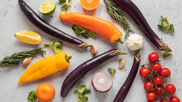 Vue de dessus des ingrédients alimentaires avec des légumes frais