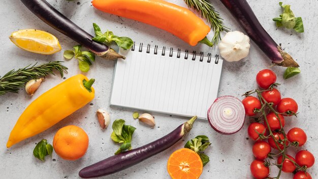 Vue de dessus des ingrédients alimentaires avec des légumes frais