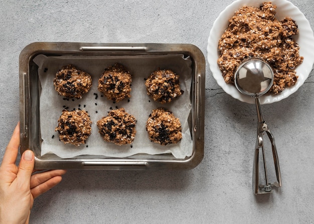 Vue de dessus des ingrédients alimentaires avec plateau et mélange de dessert