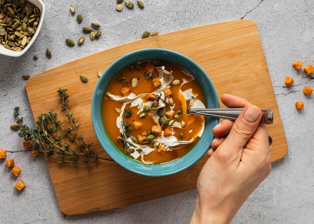 Vue de dessus des ingrédients alimentaires avec soupe aux légumes dans un bol