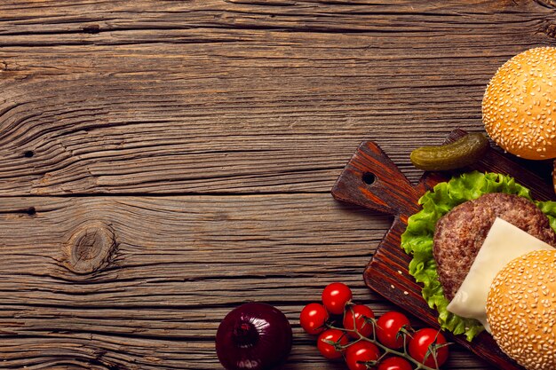 Vue de dessus des ingrédients de burger sur une table en bois