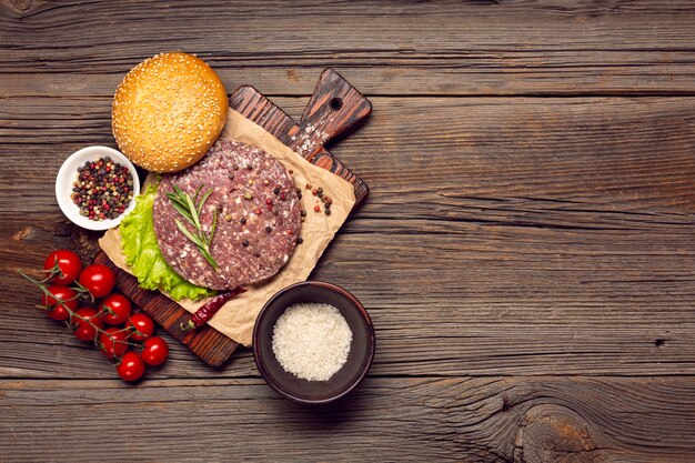 Vue de dessus des ingrédients de burger sur une table en bois