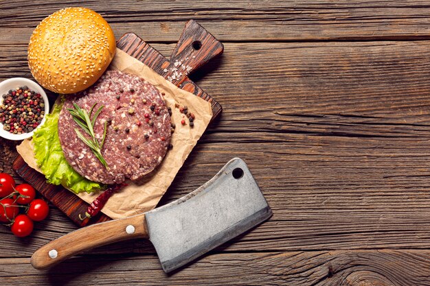 Vue de dessus des ingrédients de burger sur une table en bois