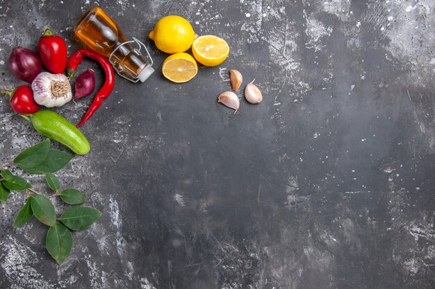 Vue de dessus ingrédients frais huile ail tranches de citron et autres produits