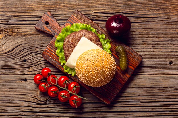 Vue de dessus des ingrédients de hamburger sur une planche à découper