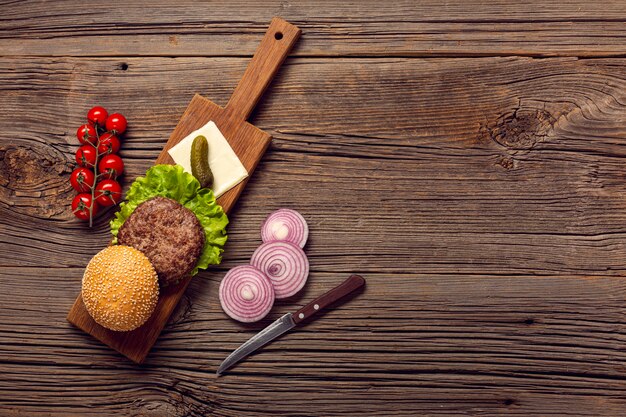 Vue de dessus des ingrédients de hamburger sur une planche à découper