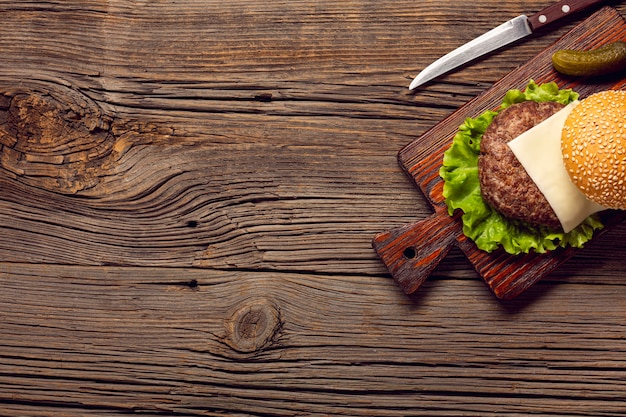 Vue de dessus des ingrédients de hamburger sur une planche à découper