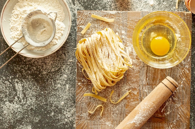 Vue de dessus des ingrédients de pâtes sur le hachoir