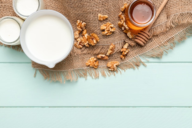 Photo gratuite vue de dessus des ingrédients sains du petit déjeuner