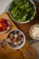 Photo gratuite vue de dessus des ingrédients de la salade aux figues