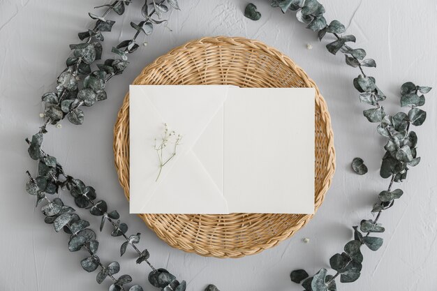 Vue de dessus de l'invitation de mariage avec espace copie