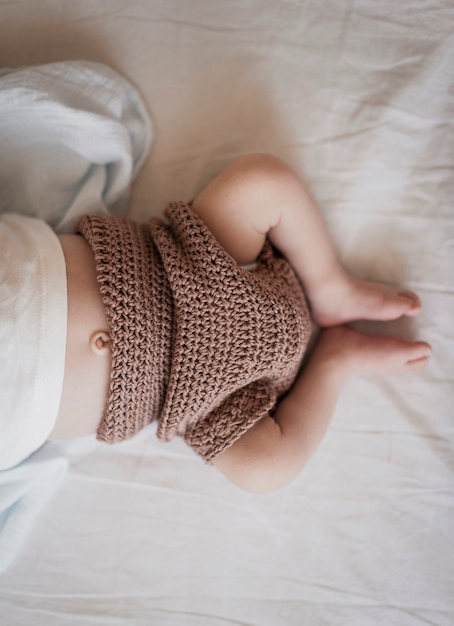 Vue de dessus jambes de petit enfant