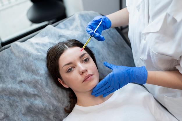 Vue de dessus jeune femme recevant une injection de prp