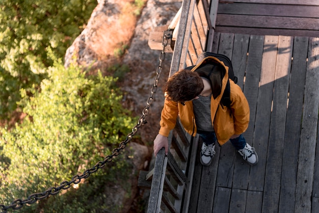 Photo gratuite vue de dessus jeune homme en vacances