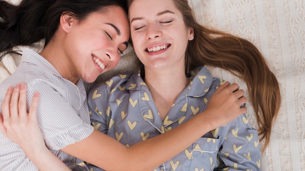 Vue de dessus jeunes femmes embrassant