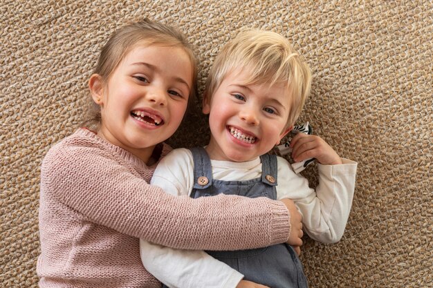 Vue de dessus jeunes frères et sœurs étreignant