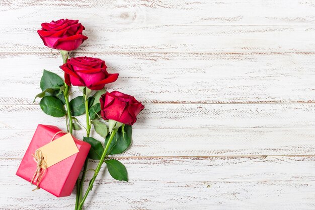 Vue de dessus de jolies roses rouges sur une table