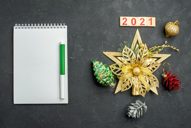 Vue de dessus des jouets d'arbre de noël avec bloc-notes et numéro 2021, nouvel an