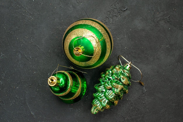 Vue de dessus des jouets d'arbre de noël de couleur verte