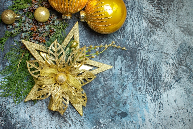 Photo gratuite vue de dessus des jouets d'arbre de noël sur le fond clair-foncé