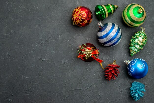 Vue de dessus des jouets d'arbre de Noël sur fond sombre