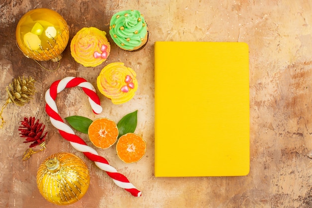 Vue de dessus des jouets d'arbre de noël avec des gâteaux