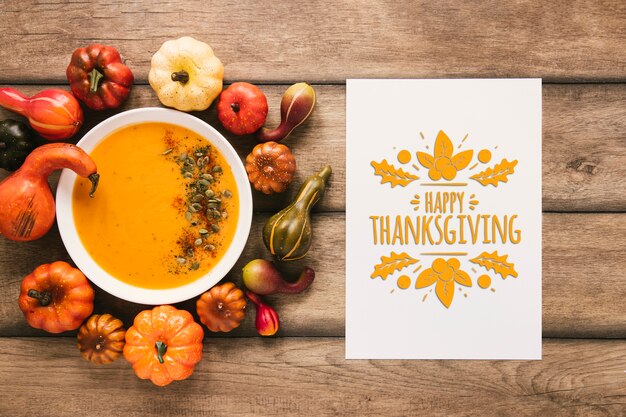 Vue de dessus jour de thanksgiving avec soupe à la citrouille