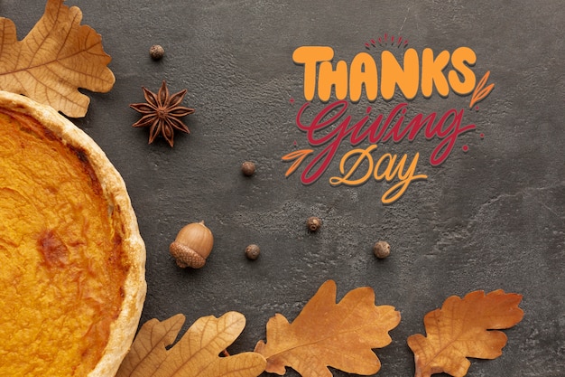 Photo gratuite vue de dessus le jour de thanksgiving avec tarte et feuilles