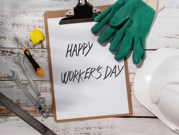 Vue de dessus de la journée internationale des travailleurs avec des outils d'ingénieur