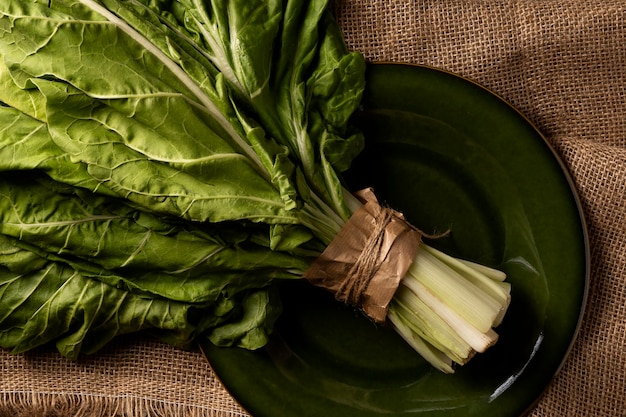 Vue de dessus kale blettes sur assiette