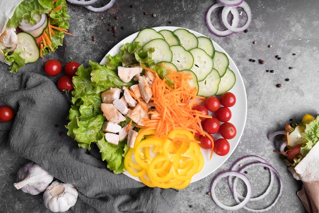 Vue de dessus kebab à assiette avec viande et légumes