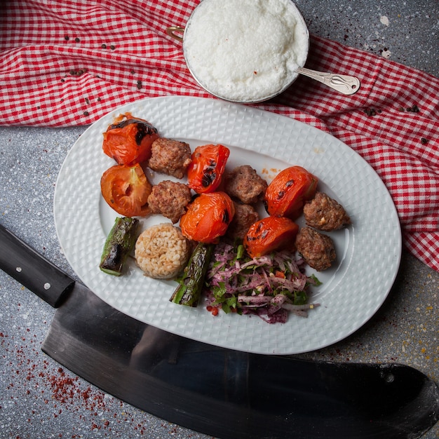 Photo gratuite vue de dessus kebab de lule avec tomate et papier et riz et ayran