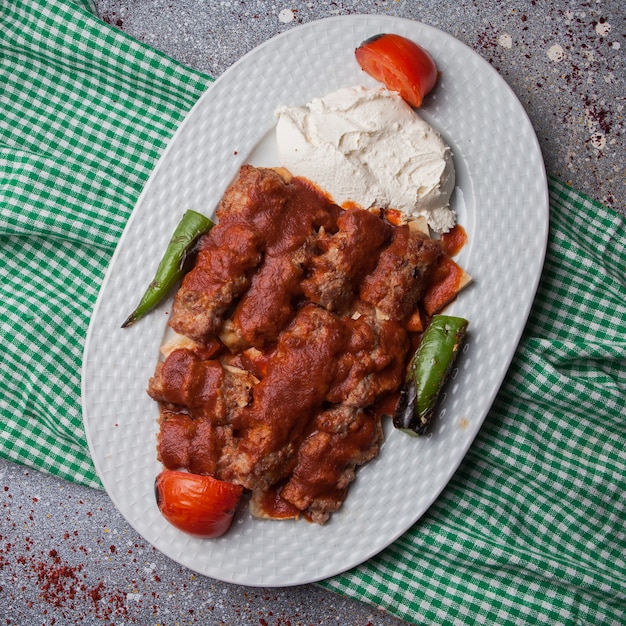 Vue de dessus kebab de lule avec tomate et papier et yaourt