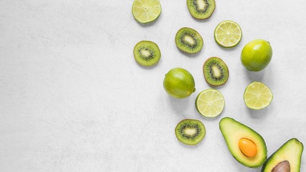 Vue de dessus kiwi frais et citron vert à l'avocat