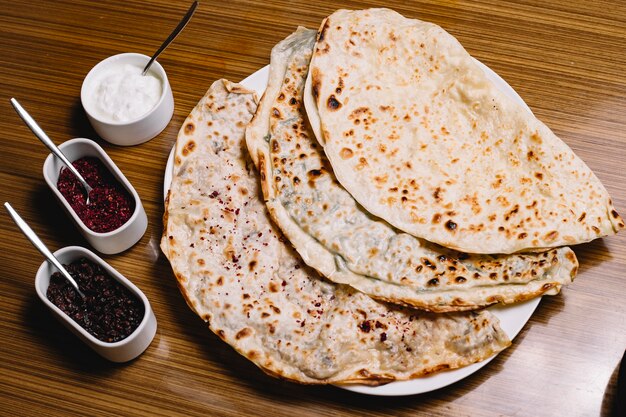 Vue de dessus kutab azerbaïdjanais traditionnel avec des herbes de viande citrouille et avec du yaourt sumac et de l'épine-vinette