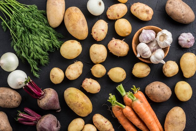 Vue de dessus des légumes biologiques sur la table