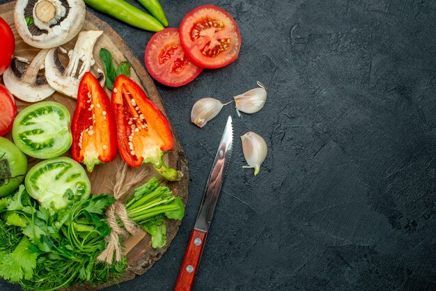 Vue de dessus légumes champignons tomates poivrons verts sur planche rustique