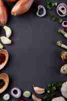 Photo gratuite vue de dessus des légumes comme échalote ail oignon oignon oignon sur fond marron avec copie espace